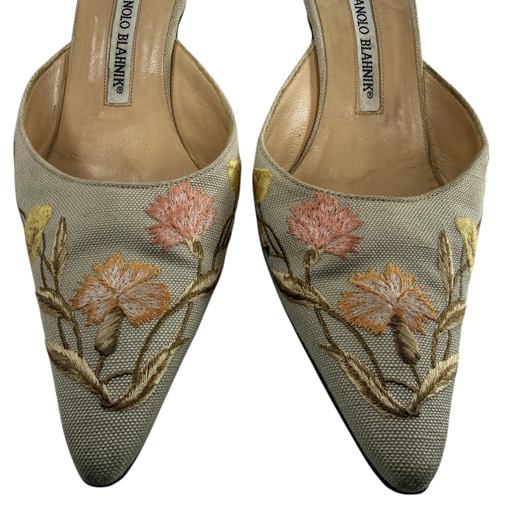 VERY RARE Manolo Blahnik Beige Embroidered Floral Mules - Picture 6 of 13